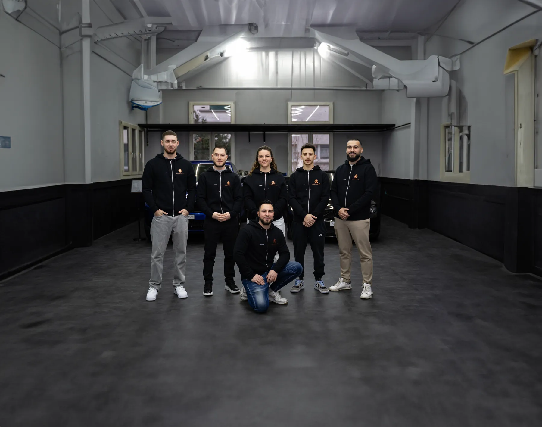 Das Team von Carmaison in der Garage in Rüti ZH